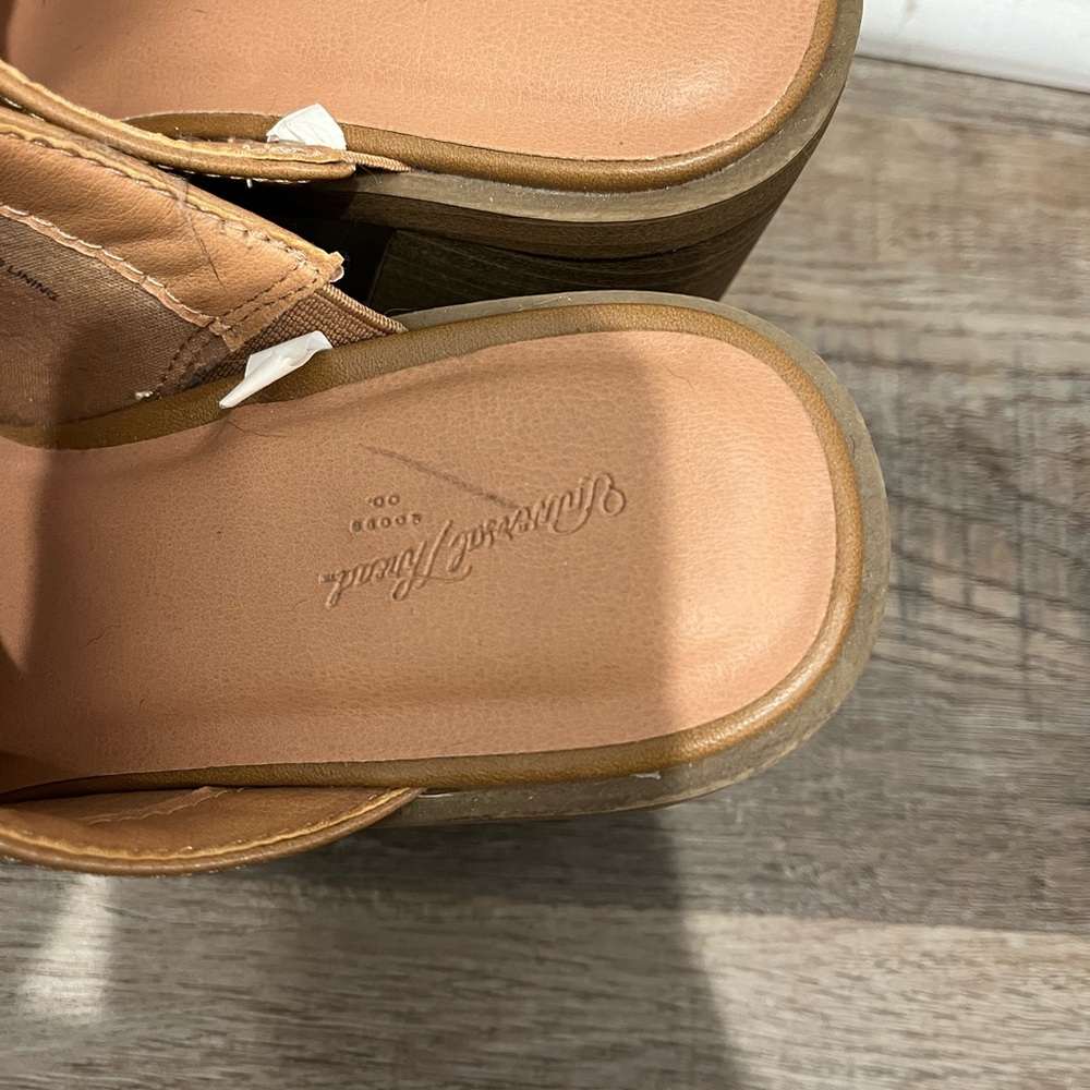 Universal Thread Clogs - Picture 3 of 5